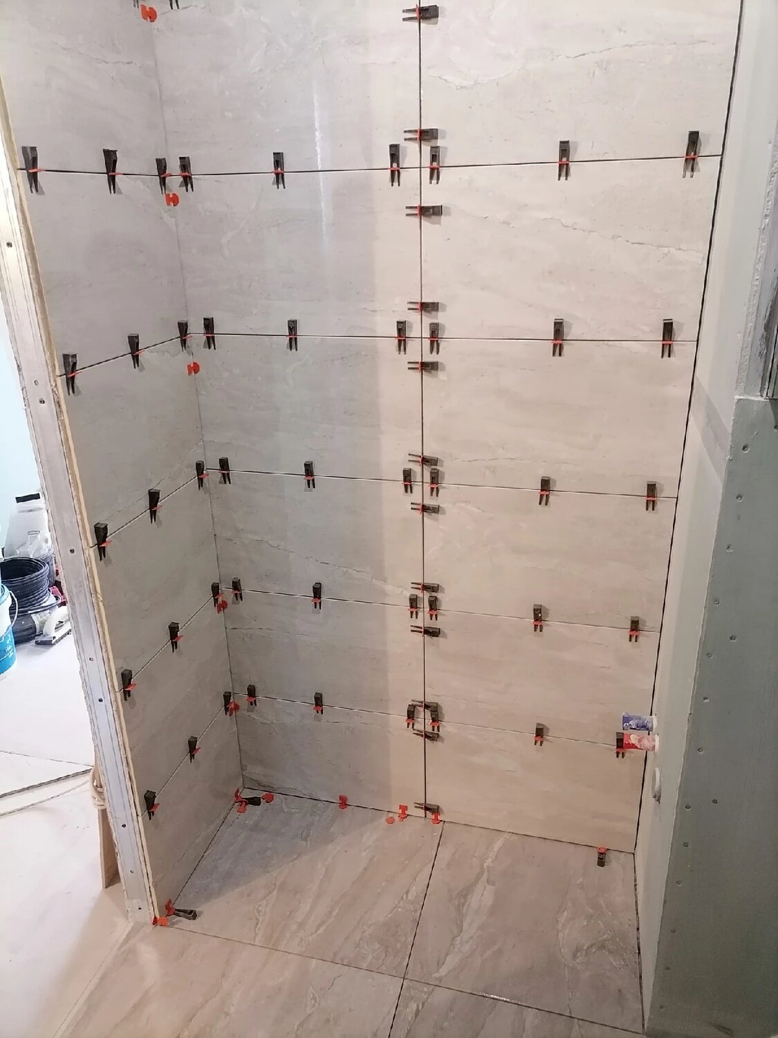 укладка плитки, укладка плитки на стену, выравнивание плитки, укладка плитки в ванной, укладка кафеля