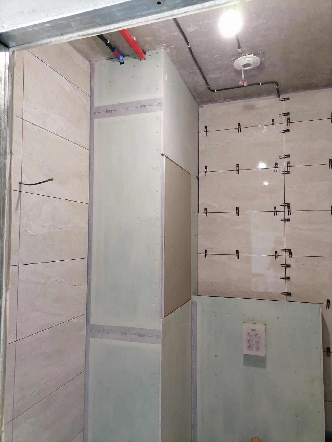 укладка плитки, пол кафель, кафель, укладка плитки на стены из оргалита, стена гипсокартон