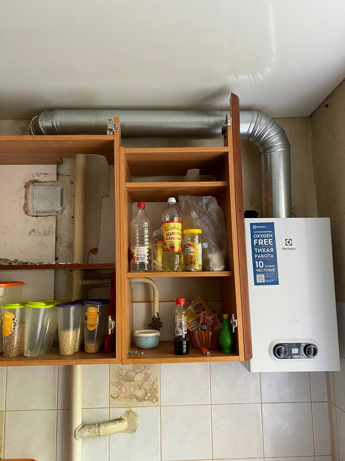 газовая колонка на кухне, вытяжка и газовая колонка на кухне, дизайн кухни с газовым котлом на стене, дизайн кухни с газовым котлом, котел на кухне