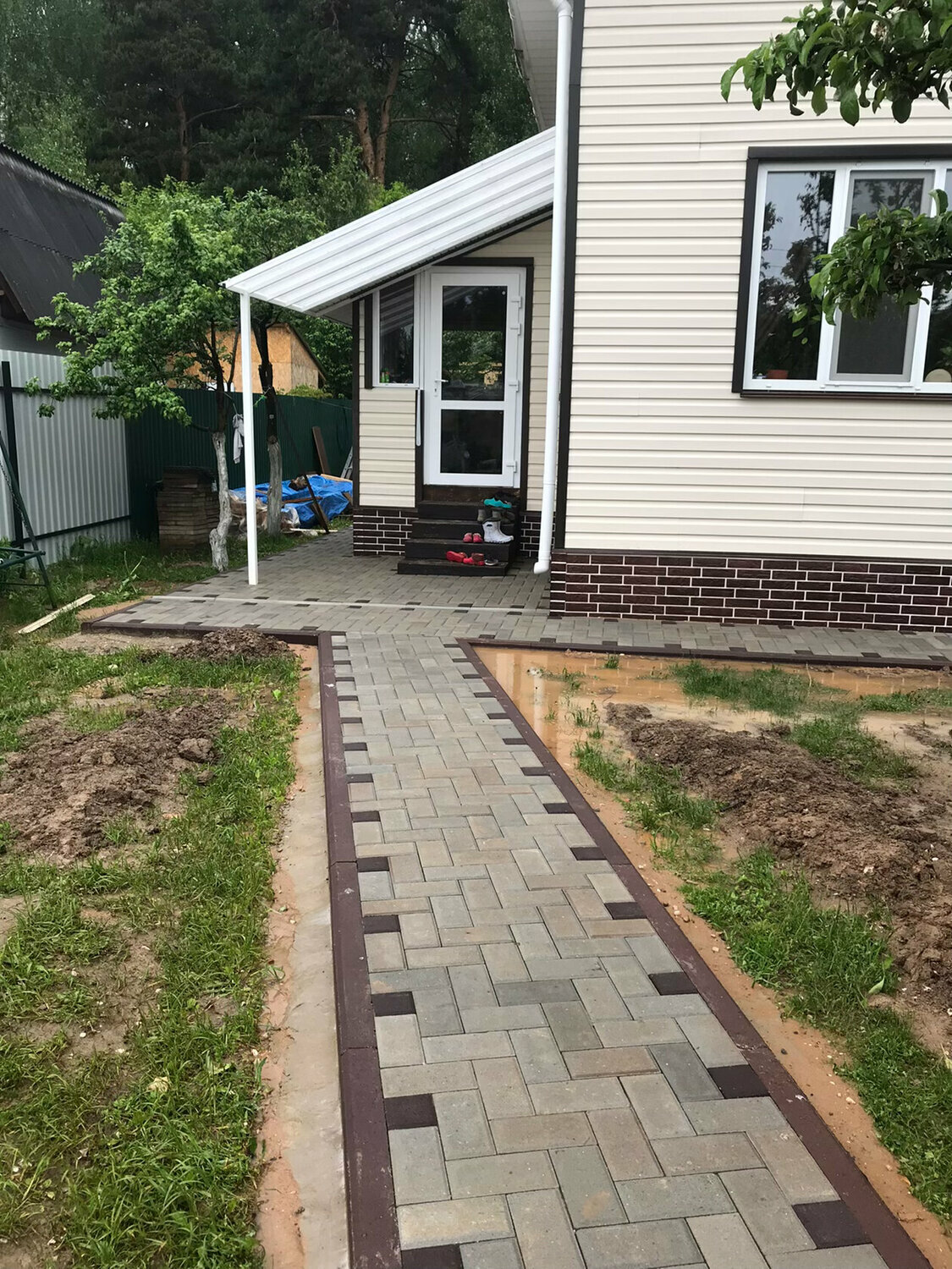 тротуарная плитка брусчатка, брусчатка во дворе, отмостка из брусчатки, брусчатка варианты укладки, брусчатка дорожка