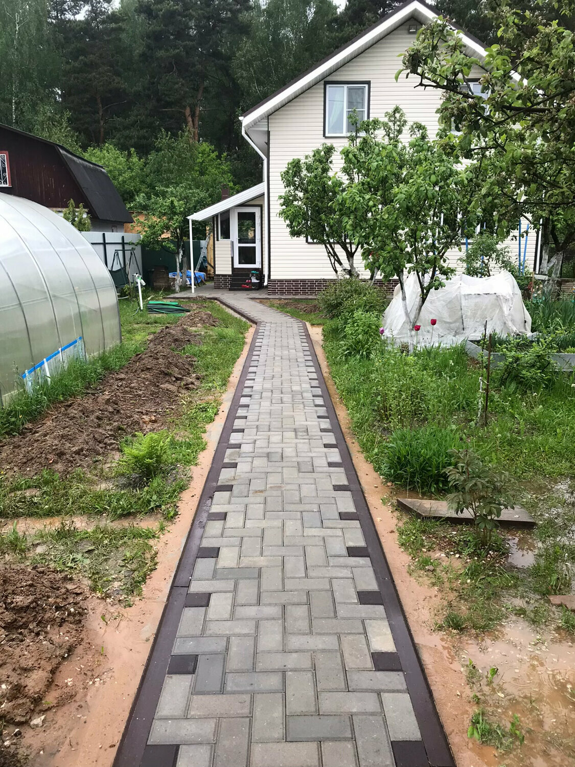 тротуарная плитка для дачи, брусчатка во дворе частного дома, укладка тротуарной плитки, брусчатка дорожка, брусчатка во дворе частного