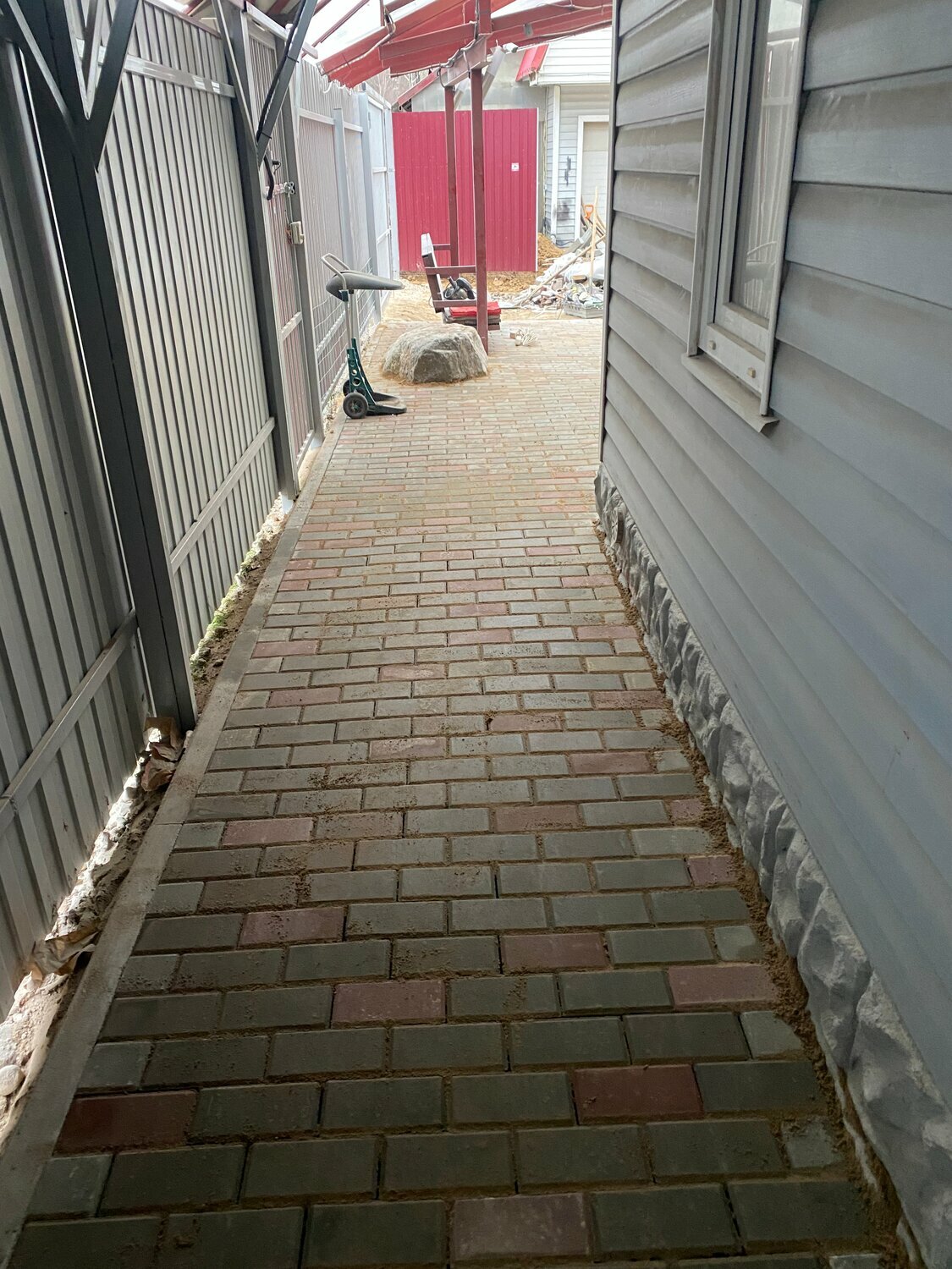 брусчатка во двор, брусчатка в частном доме, тротуарная плитка в частном доме, тротуарная плитка брусчатка, отмостка из брусчатки