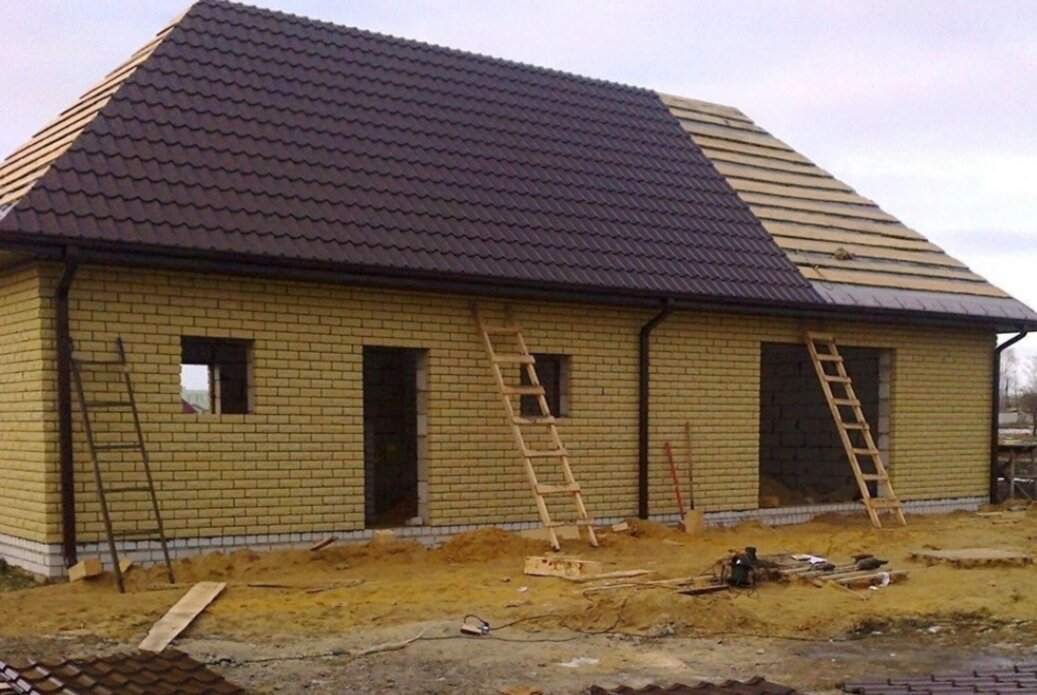вальмовая крыша металлочерепица, крыша под ключ, старый дом с металлочерепицей, строительство частного дома, кровля под ключ