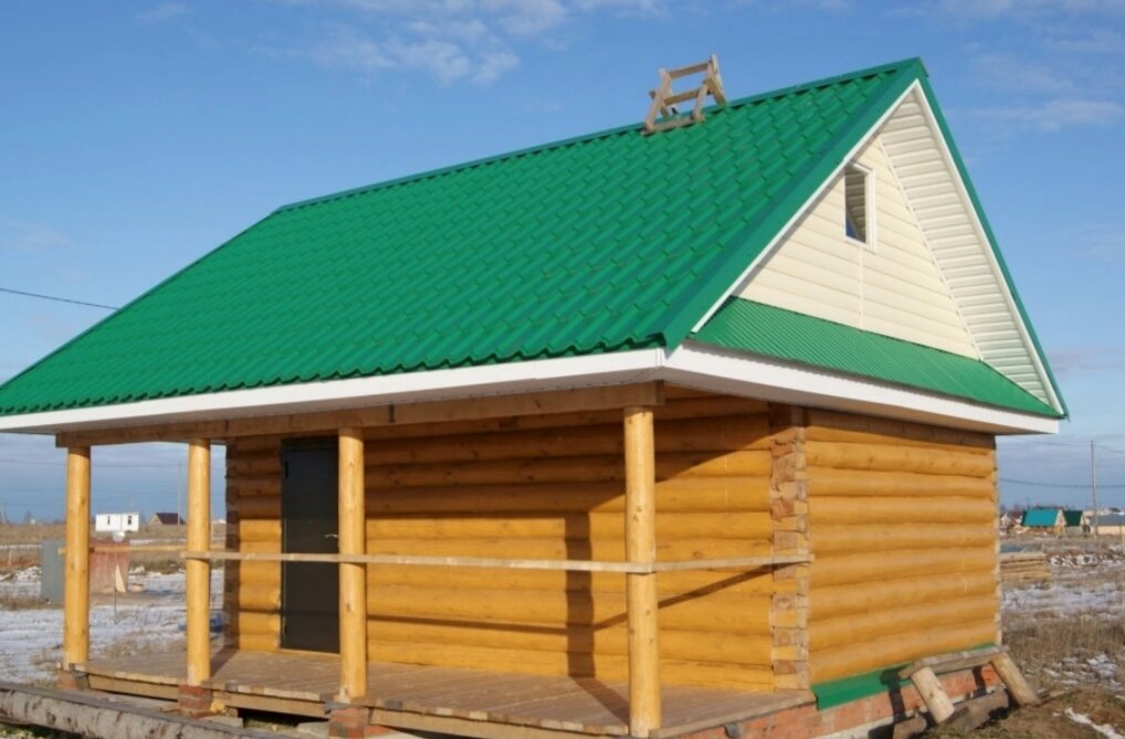 баня с зеленой крышей, металлочерепица на бане, металлочерепица зеленая, сруб бани, крыша бани