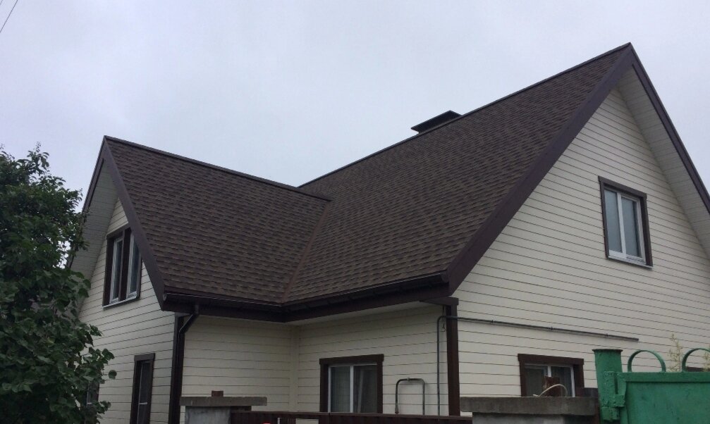 дом загородный, крыша из коричневой металлочерепицы, шинглас самба соната коричневый, гибкая черепица технониколь shinglas многослойная фазенда коричневый, технониколь shinglas многослойная черепица фазенда коричневый