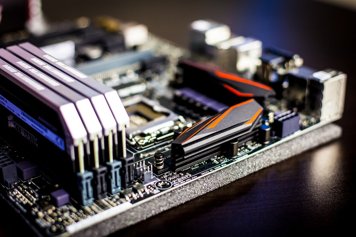 lga 1200, материнская плата компьютера, материнская плата asus, gigabyte z370 aorus gaming 3, слоты для оперативной памяти