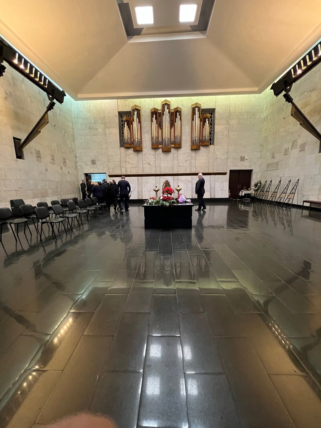 в москве простились с леонидом куравлевым, ритуальный зал, траурный зал, мемориальный комплекс, мемориальный комплекс хатынь беларусь