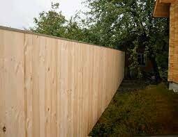 сплошной деревянный забор, деревянный забор, деревянный забор для дачи горизонтальный, горизонтальный деревянный забор, деревянный забор на даче