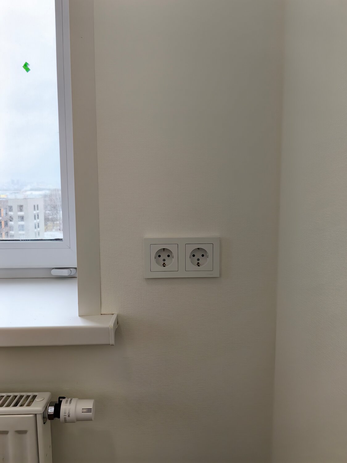 розетка в откосе окна, розетки в квартире, розетка в откосе, розетка и выключатель, розетка в подоконнике