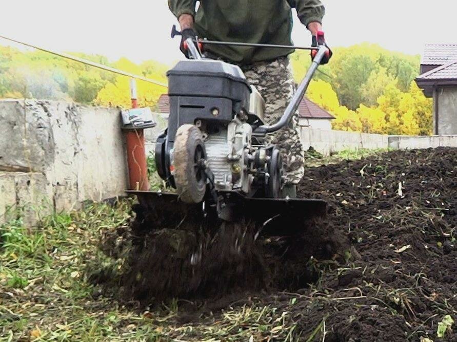 Вспашка земли мотоблоком