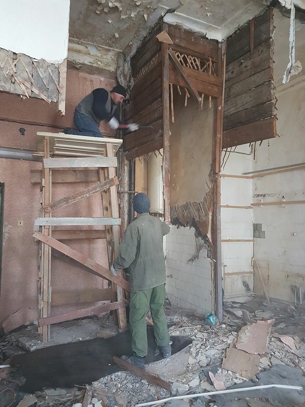 Демонтаж стен и перегородок