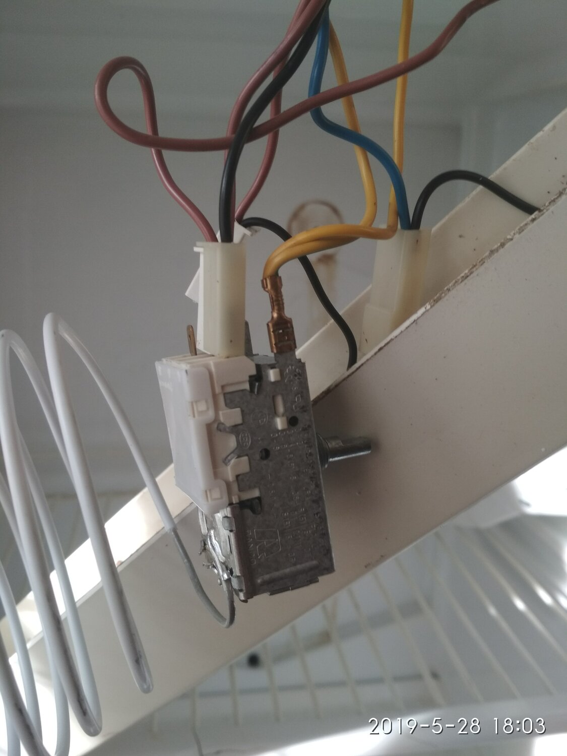 стинол 101 цвета проводов термостата, ремонт термостата холодильника своими руками, замена термостата холодильника, термостат холодильника stinol 116, подключить термостат к холодильнику бирюса