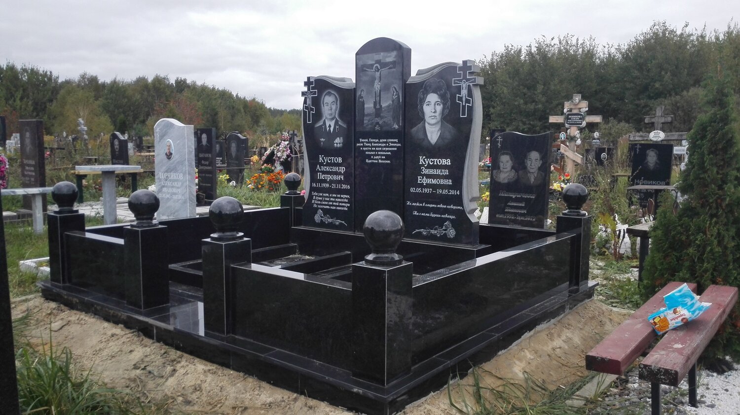 мужские памятники на кладбище, стк мемориал благоустройство мест захоронения, памятники с надгробной плитой и низкой оградой, гранит сочи ритуальные услуги, ритуальные услуги памятники