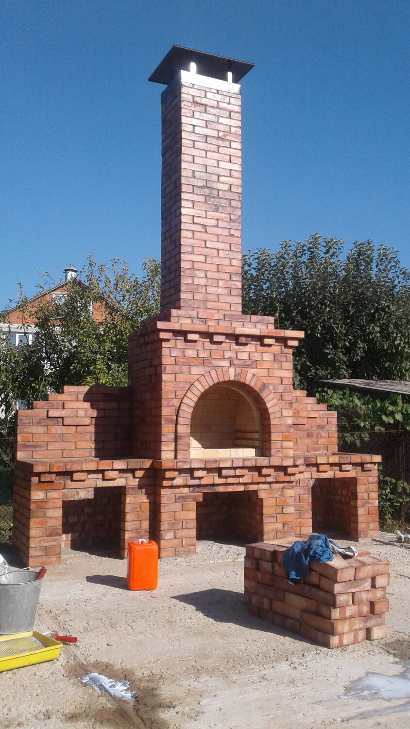 труба барбекю из кирпича, арка барбекю из кирпича, угловой мангал из кирпича, барбекю из красного кирпича, небольшая уличная печь из кирпича