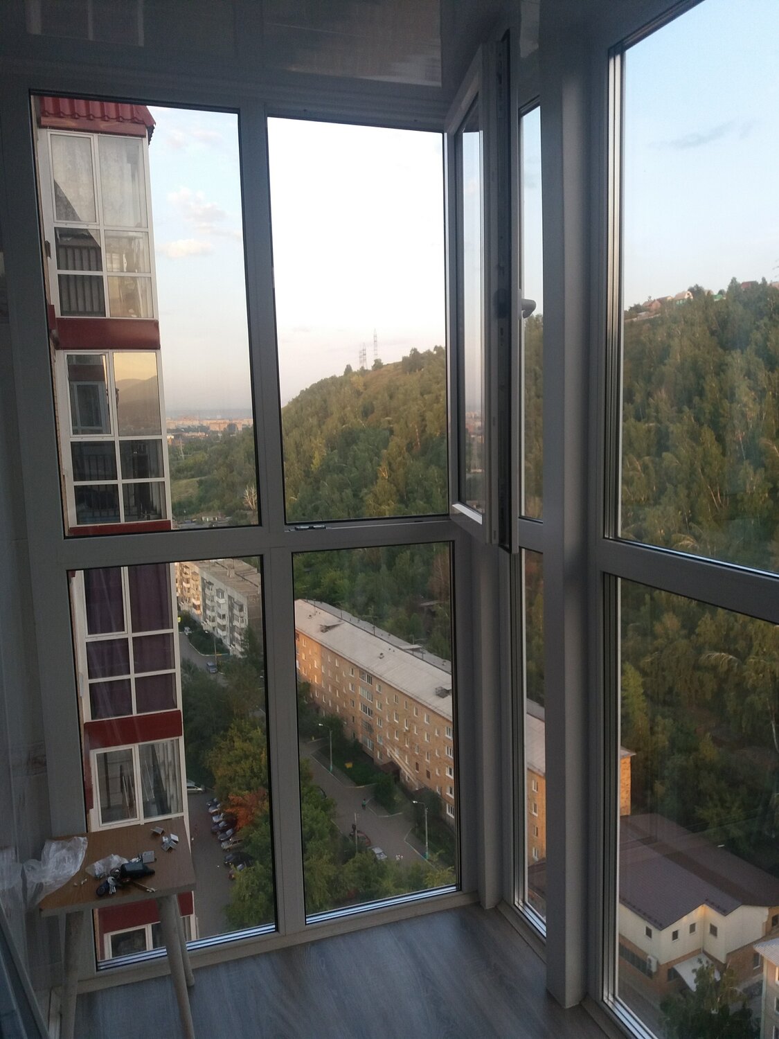 витражное остекление балкона, жилой комплекс, панорамный балкон изумрудные холмы, остекление балконов и лоджий, балкон