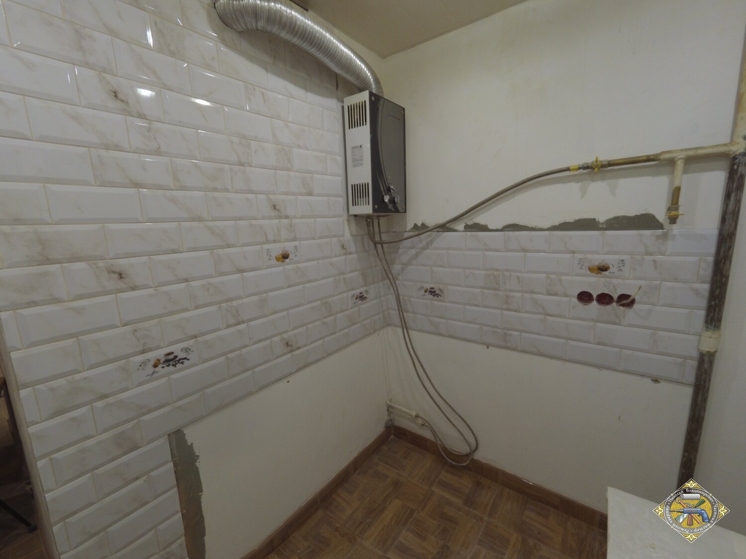 квартира, укладка фартука из плитки кабанчик, помещение, укладка фартука на кухне, затирка для белой плитки на кухне фартук