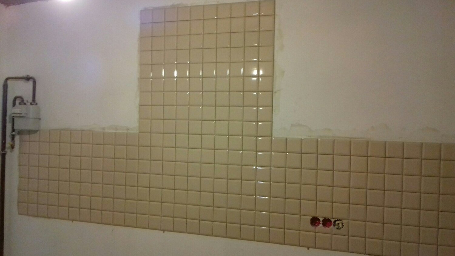 выложить фартук из плитки, плиточники укладка фартука, фартук для кухни из плитки без мебели, укладка плитки на кухне фартук, укладка фартука из плитки высота