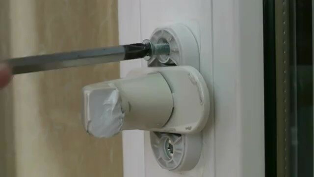 прокручивается ручка пластикового окна, отломилась ручка на пластиковом окне, крепление ручки пластикового окна, ручка для пластиковых окон на балкон, механизм ручки пластикового окна