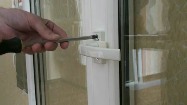 снятие пластикового окна с петель, сломалась пластиковая ручка на балконной двери, ручка балконная, прокручивается ручка балконной двери, пластиковое окно