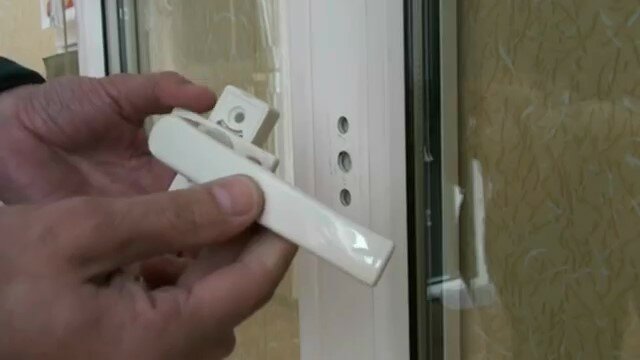 отломалась ручка на пластиковом окне, прикрутить ручки на пластиковые окна, крепление ручки пластикового окна, ручка для закрытия балконной двери снаружи, не закручивается ручка на пластиковом окне