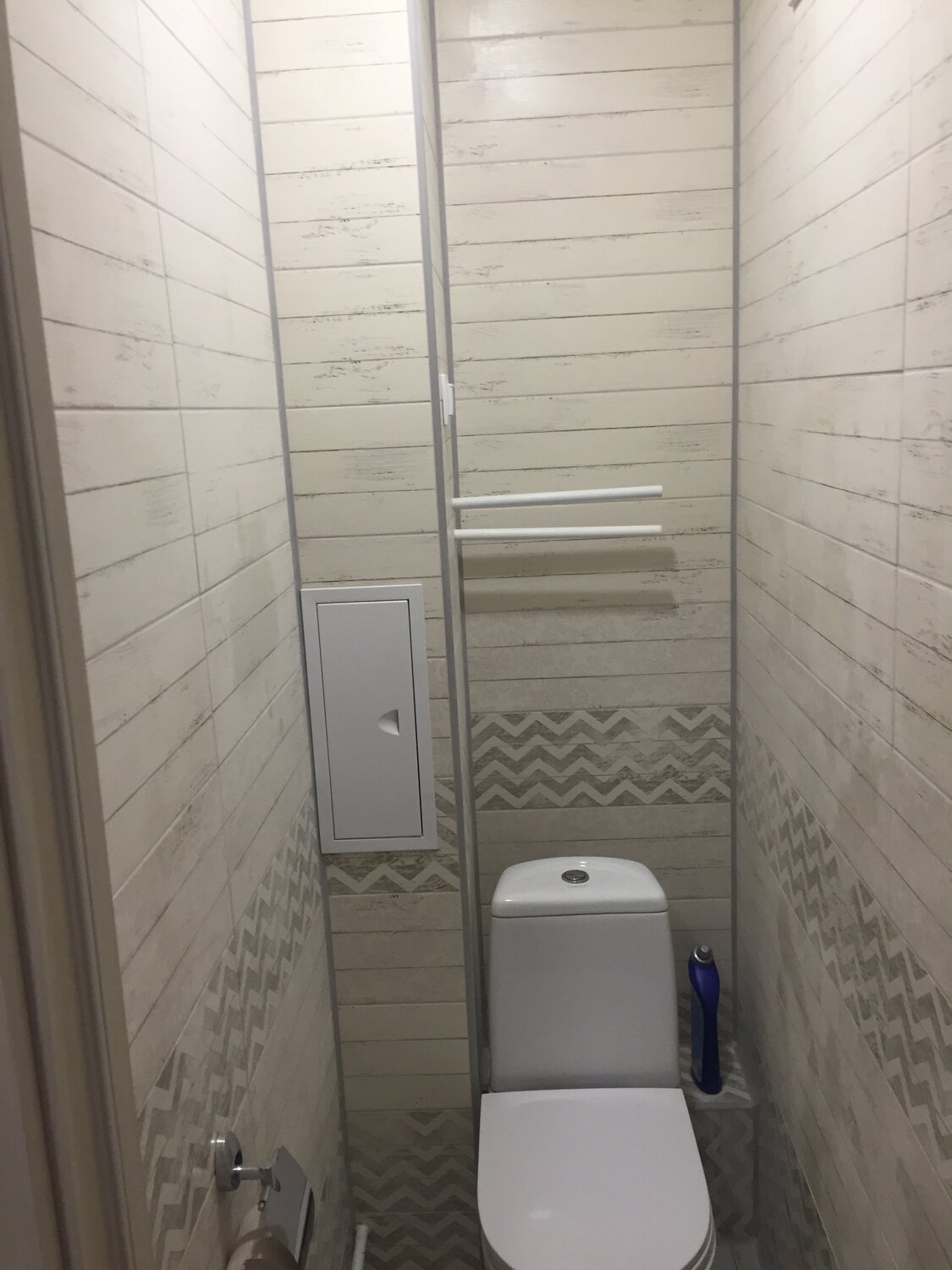 белые рольставни в туалет, сантехнические рольставни pd 39n 750х1500, сантехнические рольставни на балкон, рольставни за унитазом в пол, инсталляция в туалете в панельном доме