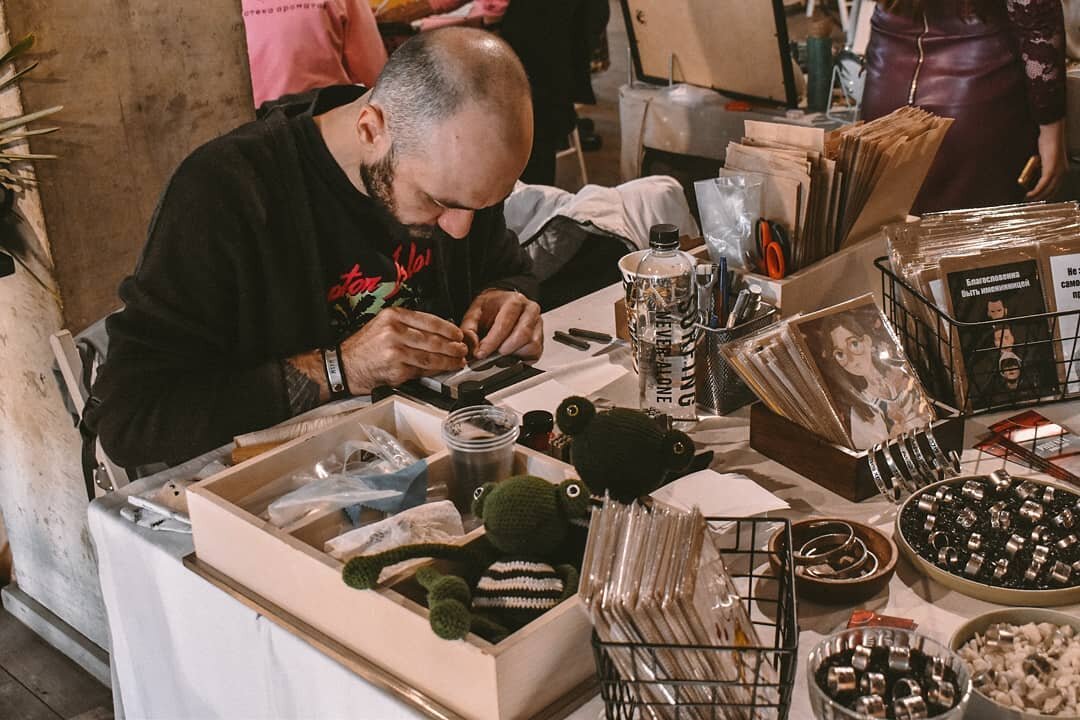 блошиный рынок, блошиный рынок радиодеталей в москве, военный антиквариат на блошином рынке в измайлово, человек, блошиный рынок в набережных челнах