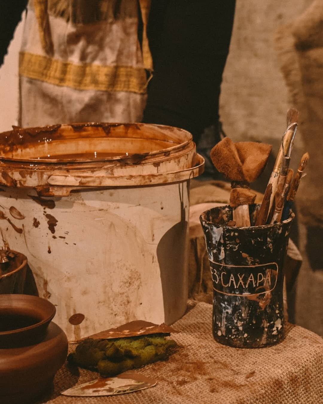 кофе в старинной чашке, чашка, чашка кофе, кофе, кофе на песке