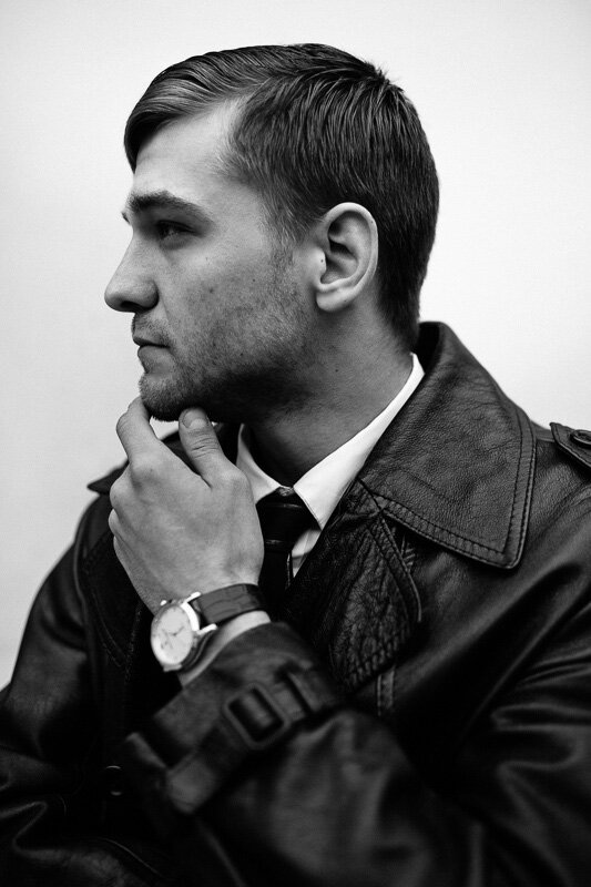 лев грогуленко, мужчины, мужчина, задумчивый мужчина в кафе, молодые люди