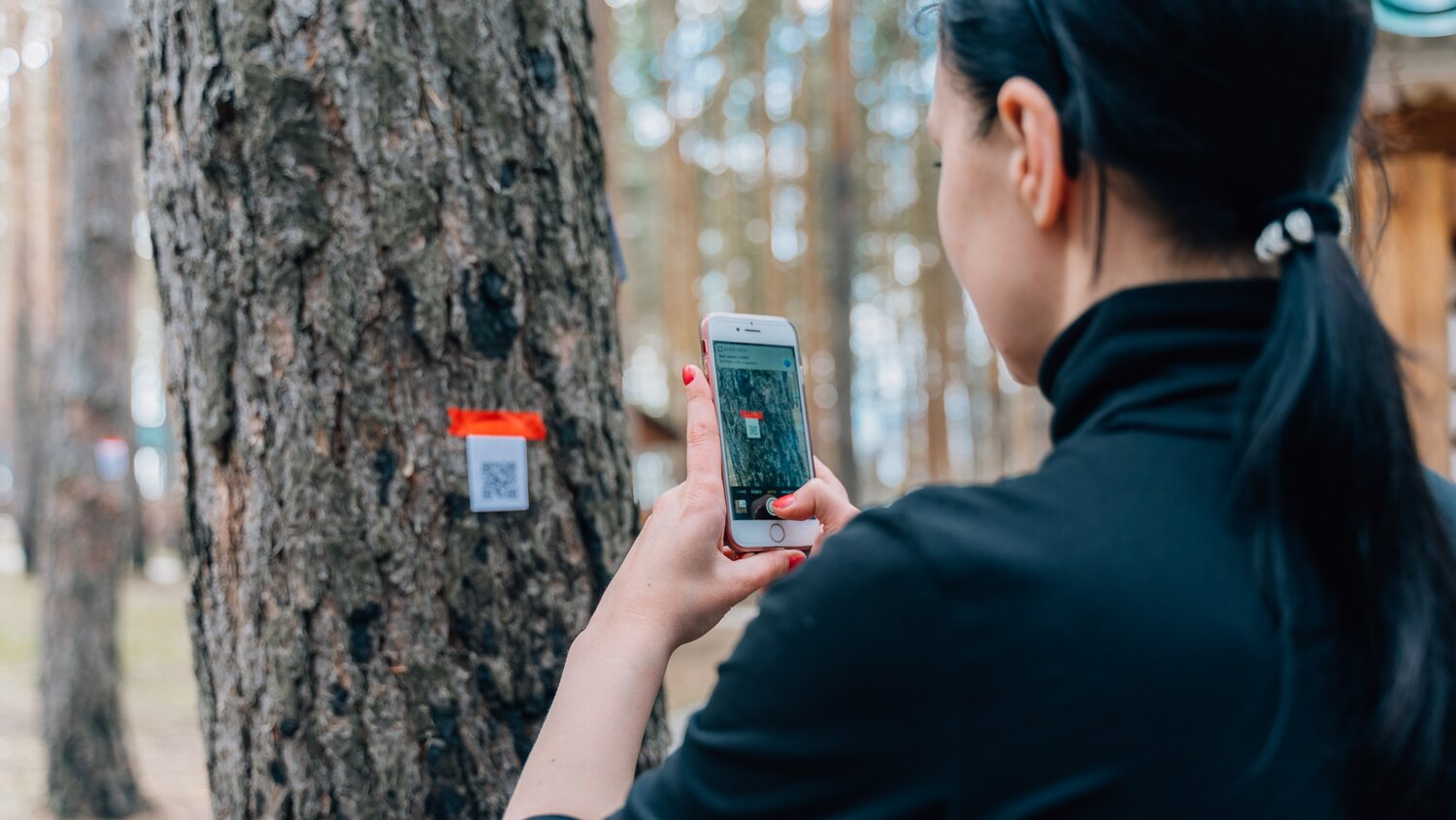 фотографирует на смартфон, девушка фотографирует на телефон, смартфон, люди, девушка со смартфоном