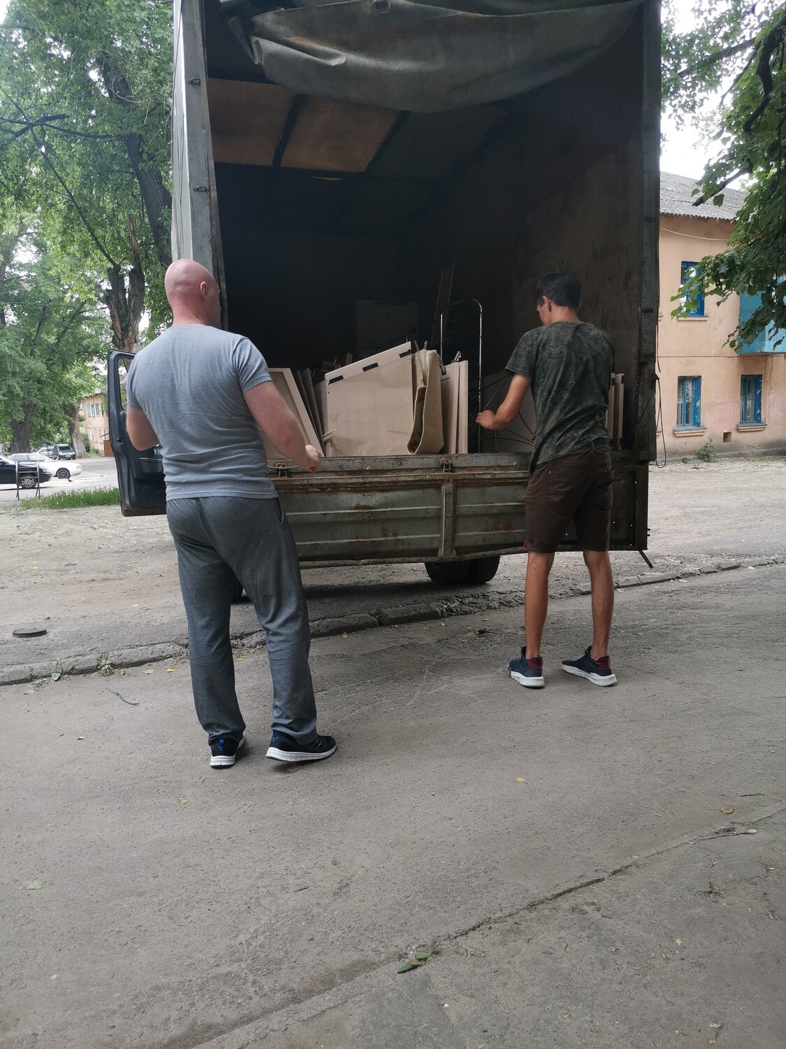 грузчик, грузчики грузят, грузчики нижний, грузчики грузят в машину, грузчик. метра