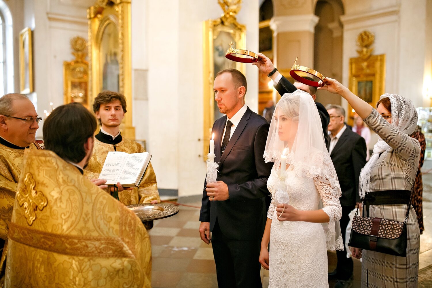 венчание, таинство венчания, спасопреображенскиий собор венчание, венчание зимой в церкви, венчание молодых в храме