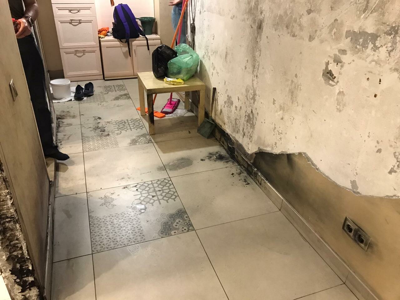 бетонный пол, напольная плитка, большой керамогранит укладка на пол, выкладка керамогранита на полу, пола
