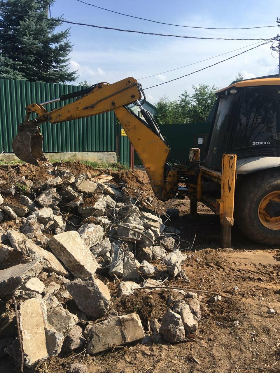 спецтехника экскаватор, трактор петушок jcb, экскаватор погрузчик погрузка мусора, демонтаж домов трактором, cat 428e корчевание