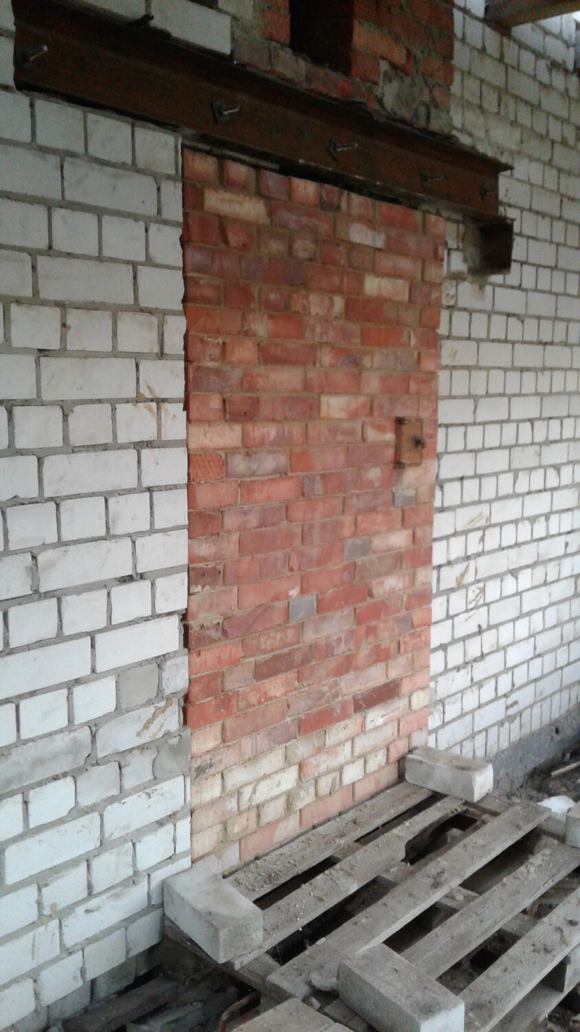 кладка, камин из обычного красного кирпича на цементном растворе, стены подвала из кирпича, перегородки из кирпича, каменщик в монолитном доме
