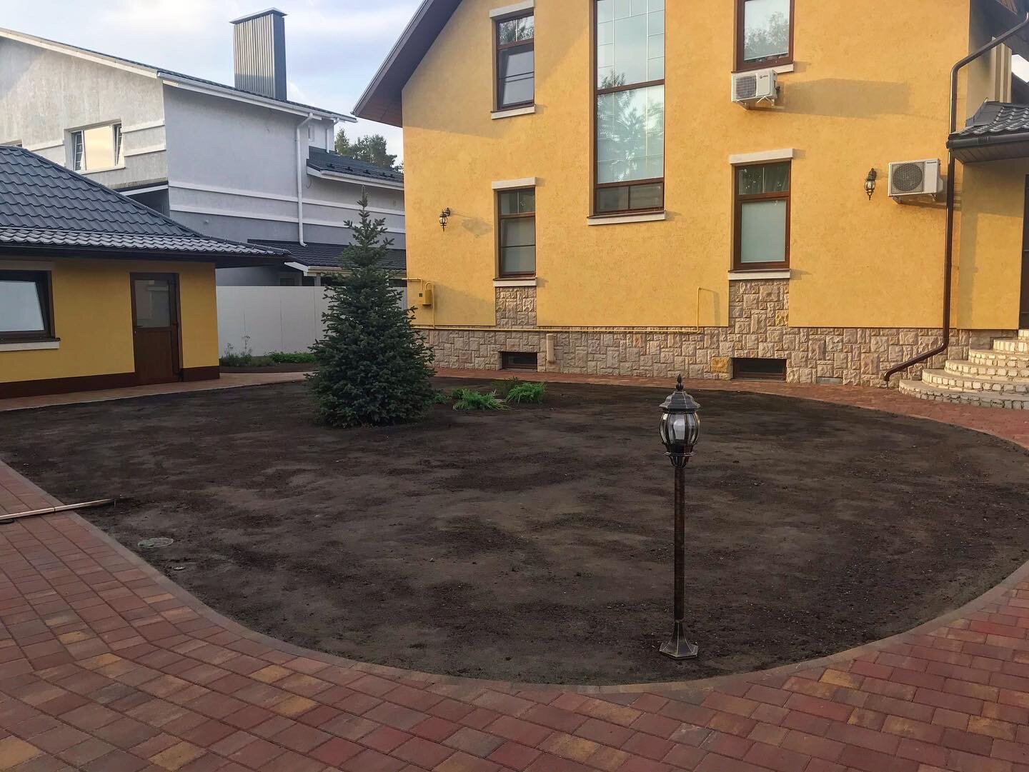 брусчатка на участке, плитка тротуарная для входной зоны в дом, тротуарная плитка листопад, брусчатка, тротуарная плитка