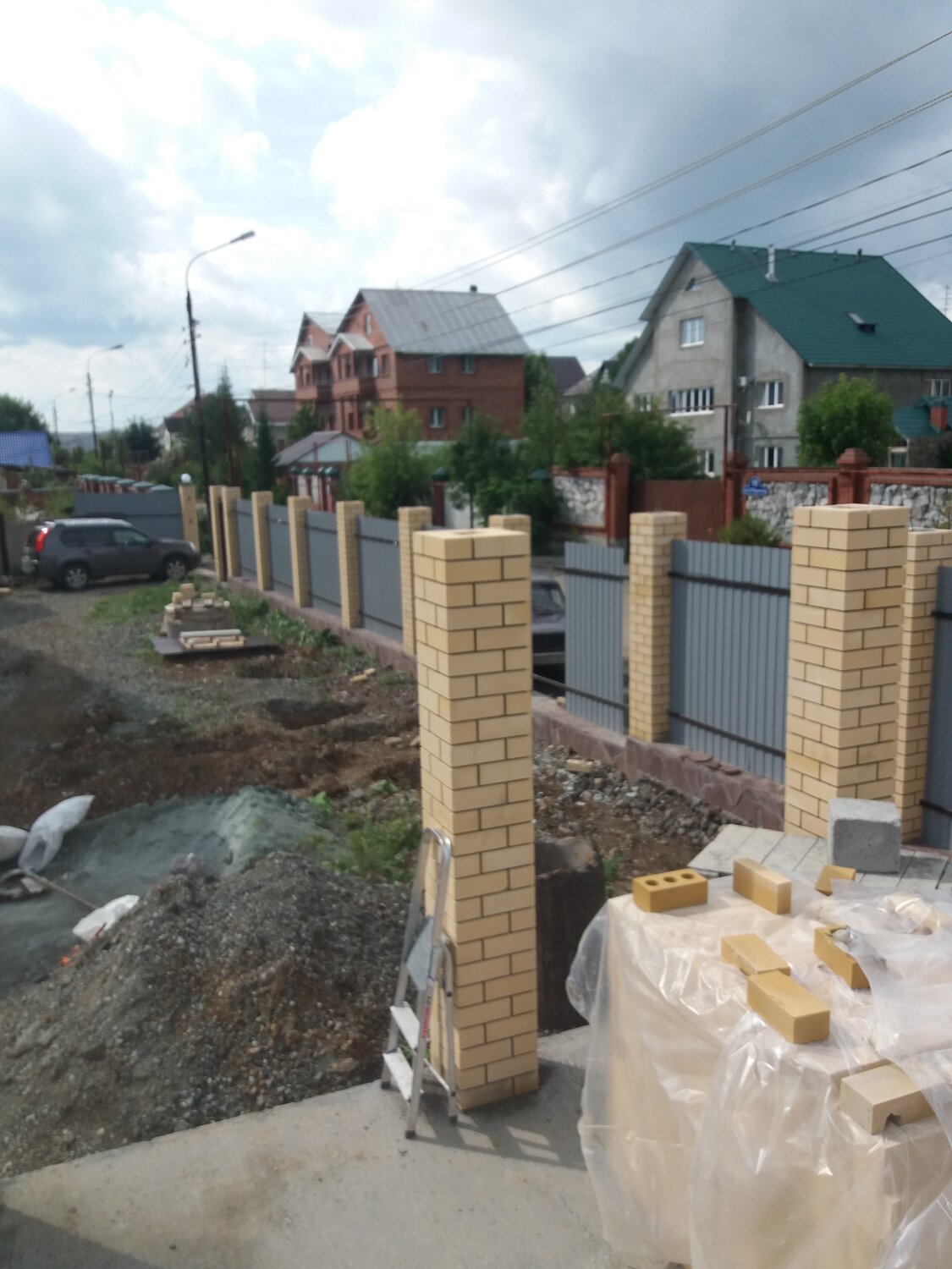 фундамент для забора с кирпичными столбами, обложить столбы ворот кирпичем, кирпичные столбики для забора, опалубка для забора с кирпичными столбами, кирпичная колонна 510х510