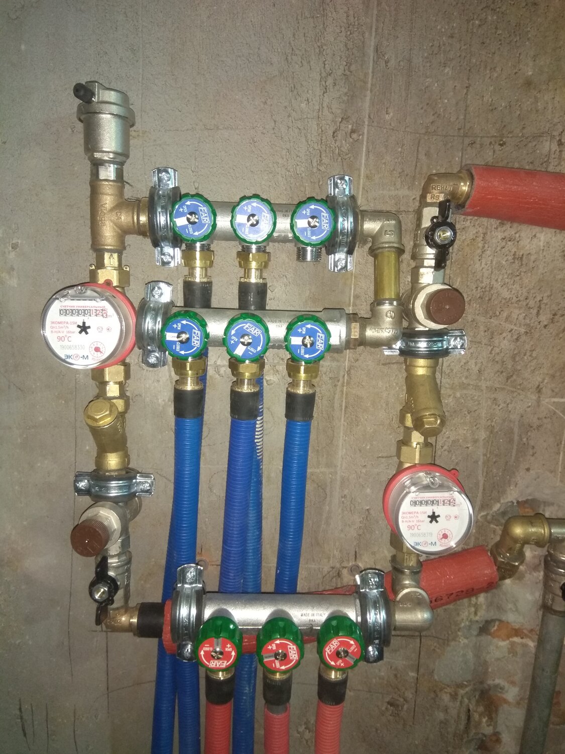 узел гребенки водоснабжения, монтаж гребенки водоснабжения, система водоснабжения счетчик вводный узел, коллекторная разводка сшитый полиэтилен, узел водоснабжения в квартире