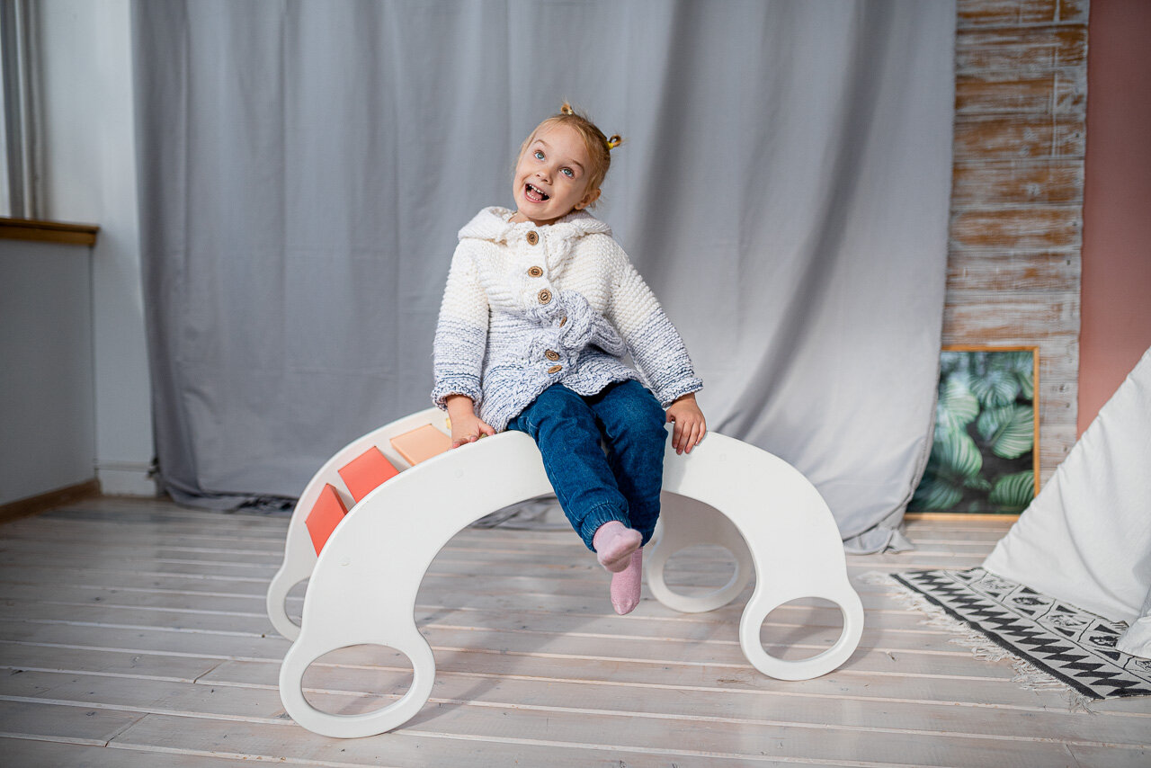 качалка радуга, качалка для детей деревянная радуга, артолино качалка радуга, детская фотосессия, качалка дуга для детей