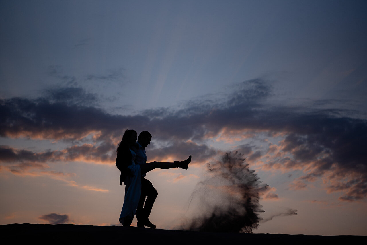 пара танцует на закате, пара на закате, влюбленная пара, пара под деревом закат, влюбленные