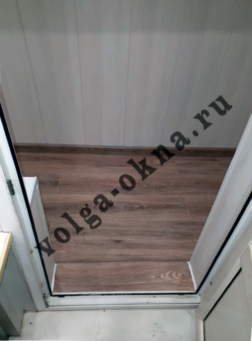 отделка балкона ламинатом, отделка балкона панелями ламинатом, порожек на балкон из ламината, обшивка балкона, порожек на балкон