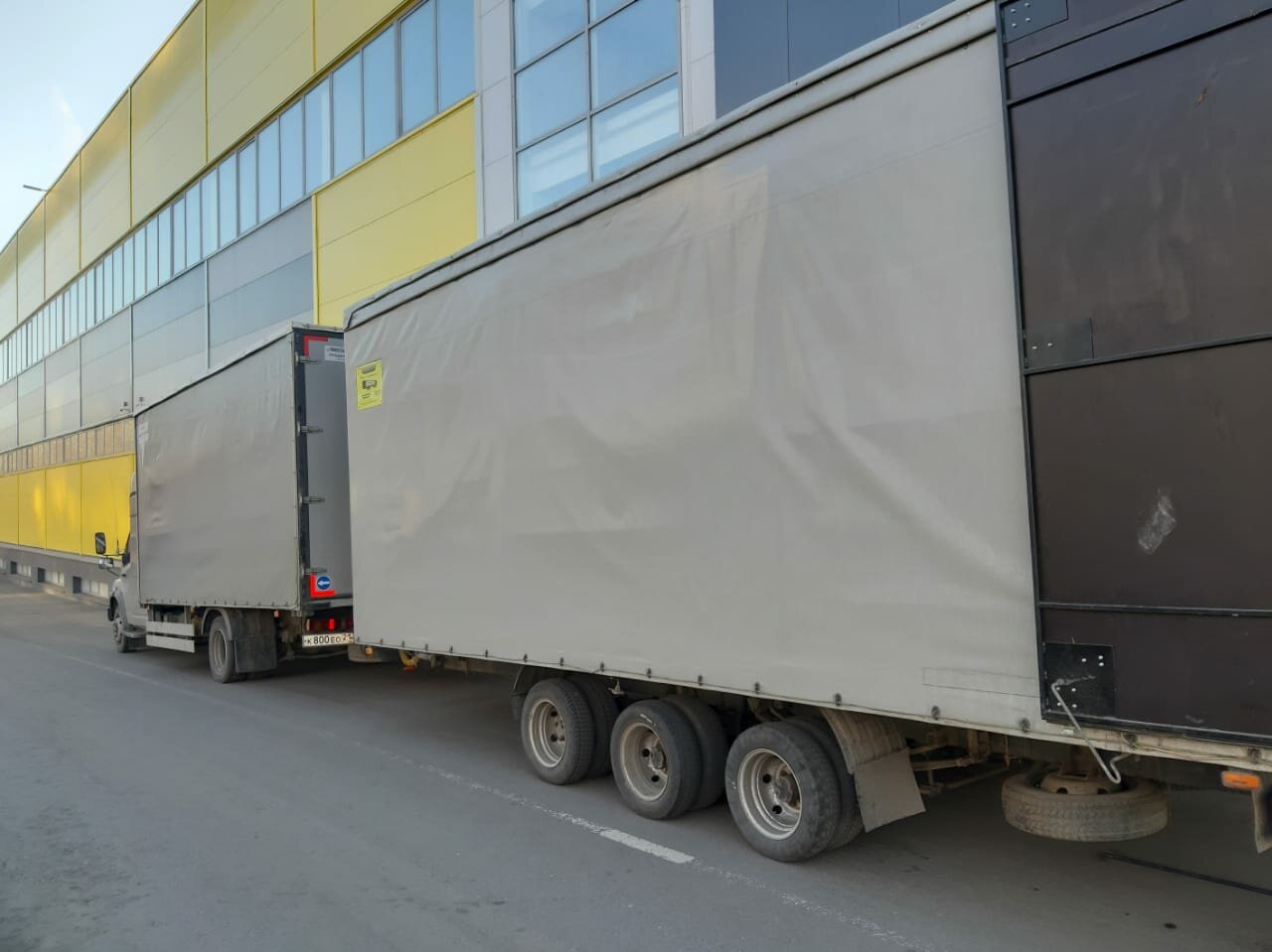 грузовик, прицеп тандем грузовой кроне, полуприцеп юмба 120 кубов, полуприцеп, автопоезд volvo полуприцеп и прицеп