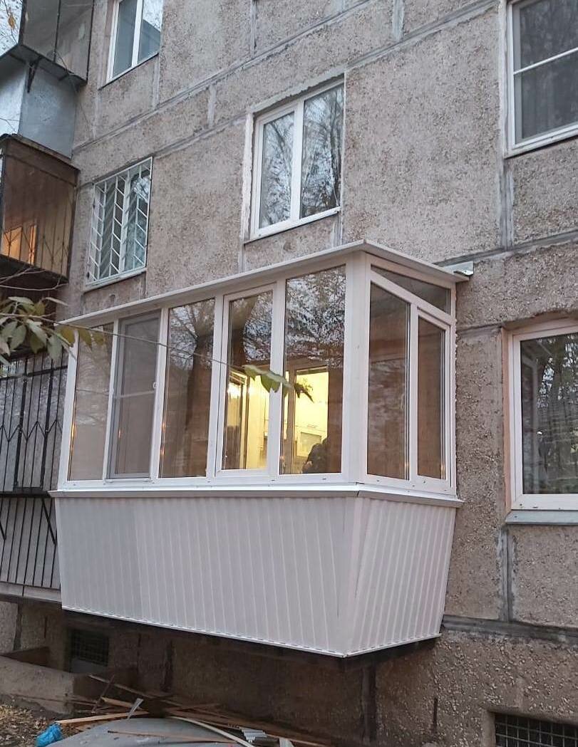 навесной балкон, застекленная лоджия, балкон, лоджия, балкон на первом этаже