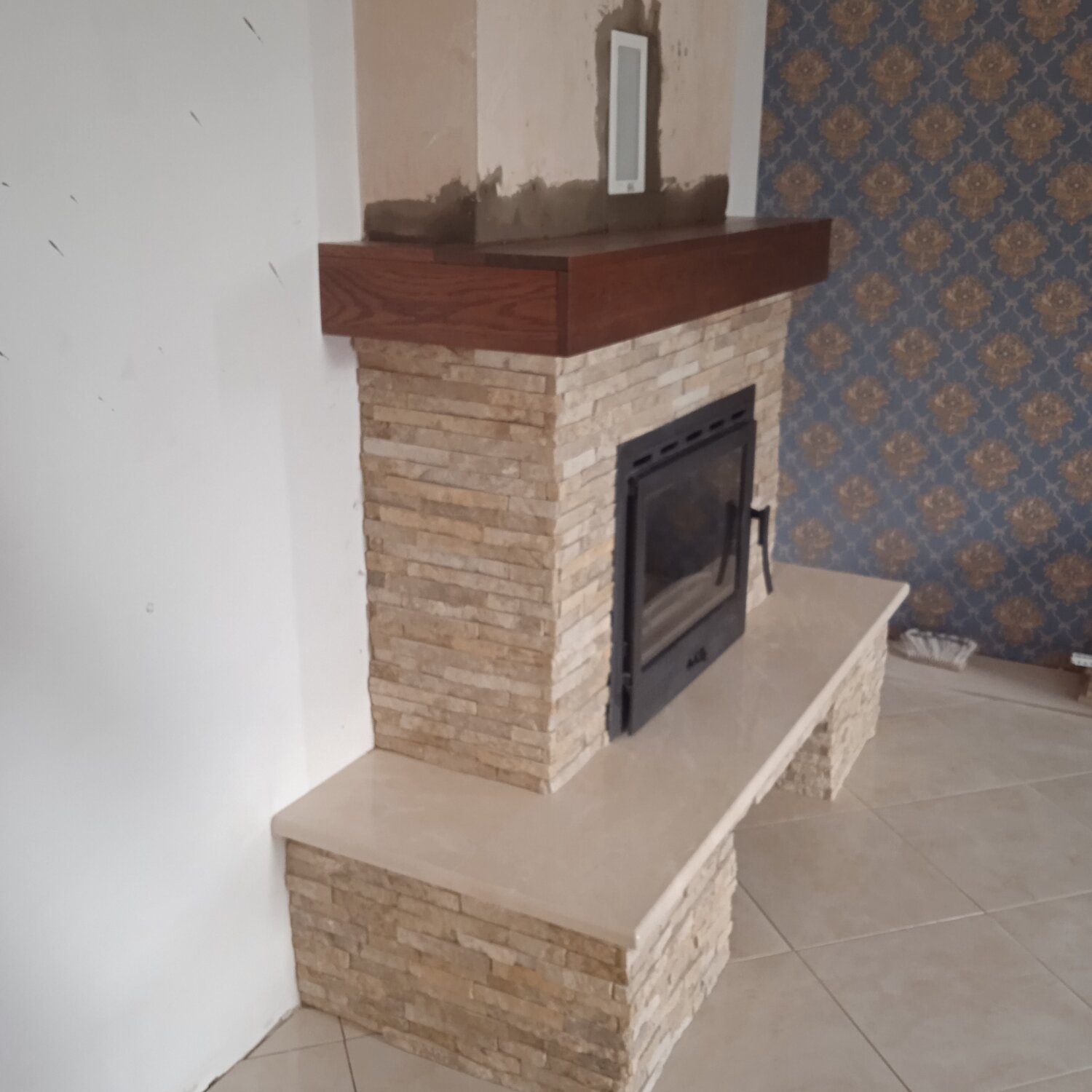 отделка камина, облицовка камина из мрамора и травертина, облицовка печи, угловой камин из гипсокартона, камин обложенный камнем