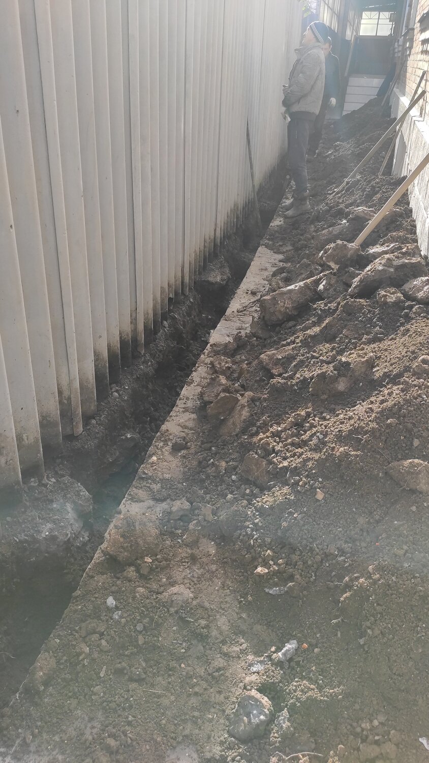 забирка из досок шпунтового ограждения, тротуар, траншеи с грязной водой, дорога, траншея