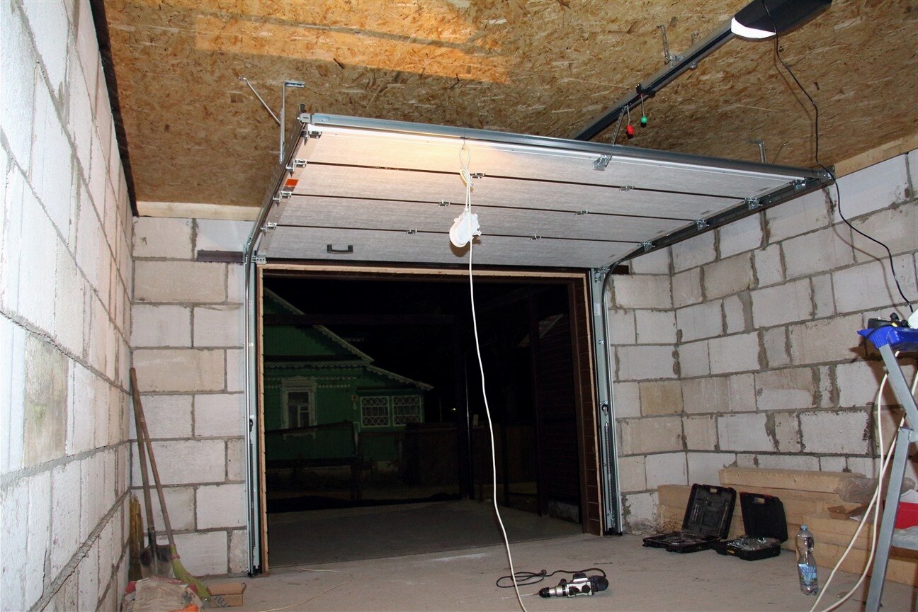 секционные ворота монтаж, гаражные секционные ворота, ворота подъемные для гаража секционные 2537870, монтаж секционных ворот, гаражные ворота