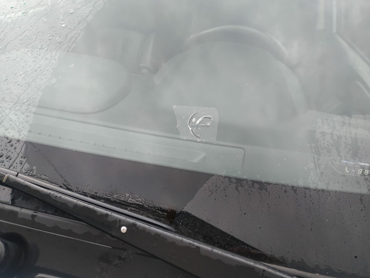 лобовое стекло, трещина на лобовом стекле, установка лобового стекла, замена лобового стекла, лобовое стекло в мелких точках