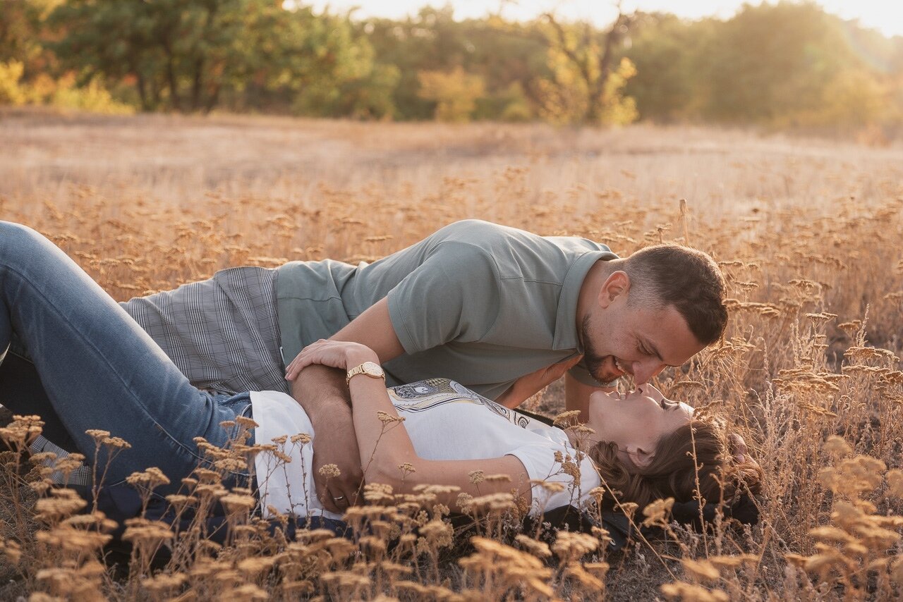 фотосессия пары на природе, фотосессия для пары, лав стори, ноги, пара фотосессия