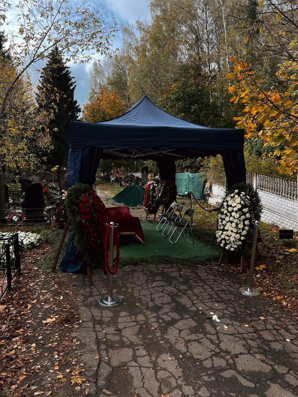 похороны, похороны михаила державина, могила, троекуровское кладбище поминальный зал, кладбище