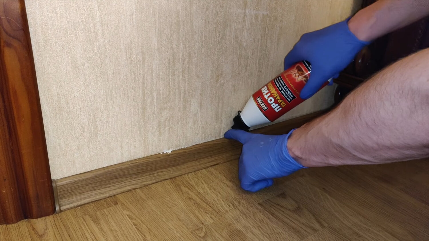 герметик для стыков ламината, плинтус, монтаж плинтуса, стык линолеума, укладка линолеума