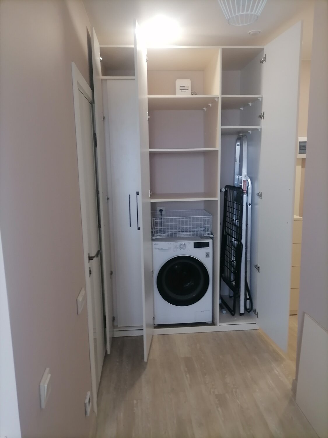 стиральная машина в шкафу, стиральная машинка в шкафу, шкаф под стиральную машину в прихожей, хоз шкаф со стиральной машиной, стиральная машина в коридоре в шкафу